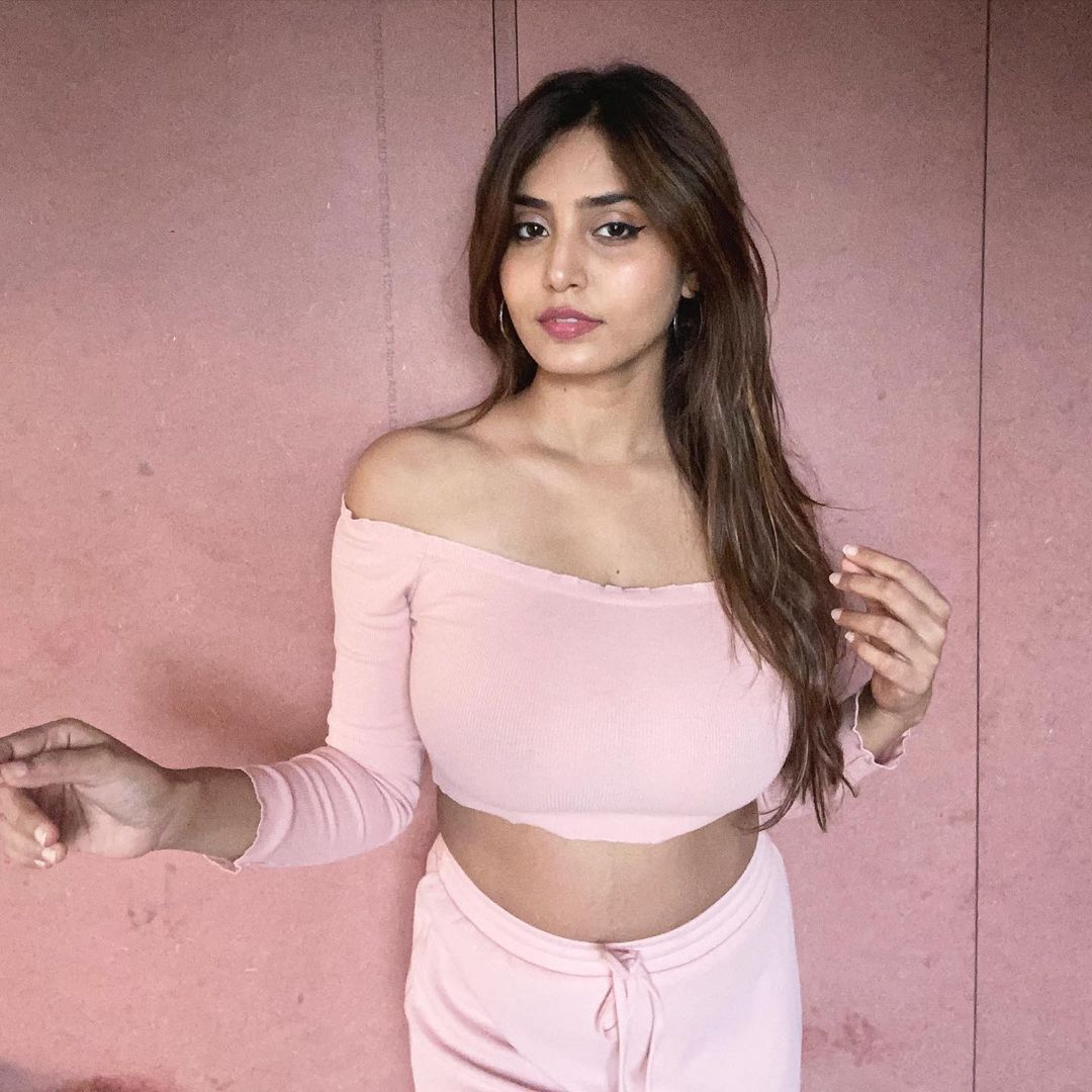 Patna Top model 𝟵𝟯𝟬𝟰𝟲𝟭𝟱𝟭𝟮𝟳 college call girl service available in