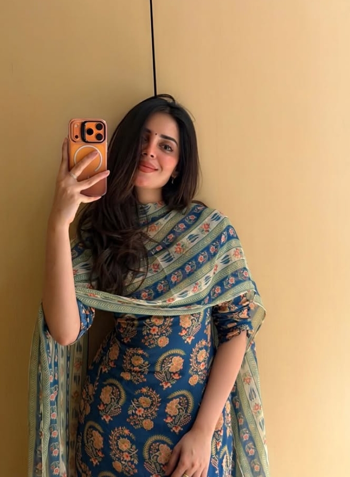 Top class call girl service available in Kochi, Dial 9526367270